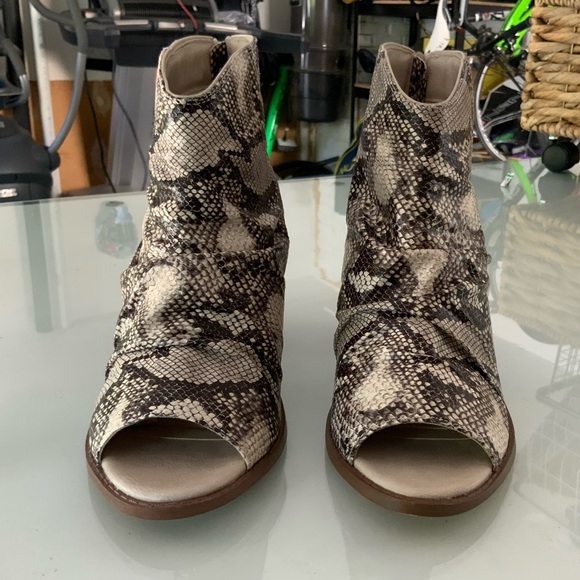 Open toe snakeskin heeled bootie. Size 10 - Picture 3 of 4